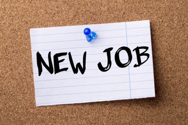 Yeni iş - kalçası not kağıdı bulletin board tutturulmuş.