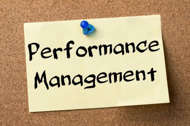 Performans yönetimi - yapışkanlı etiket bulletin board tutturulmuş.