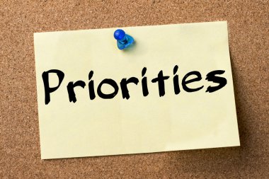 Öncelikleri - yapışkanlı etiket bulletin board tutturulmuş.