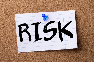 Risk - kalçası not kağıdı bulletin board tutturulmuş.