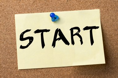 Başlat - yapışkanlı etiket bulletin board tutturulmuş.