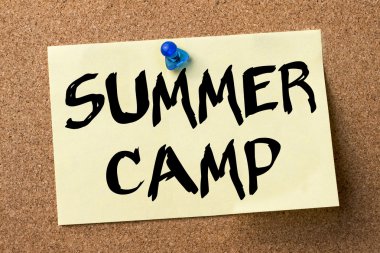 Yaz kampı - yapışkanlı etiket bulletin board tutturulmuş