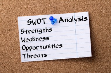 SWOT analizi - kalçası not kağıdı bulletin board tutturulmuş.