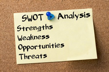 SWOT analizi - yapışkanlı etiket bulletin board tutturulmuş.