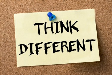 Farklı think - yapışkanlı etiket bulletin board tutturulmuş