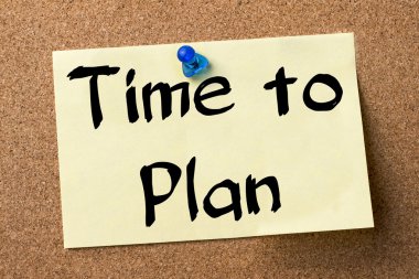 Zaman planı - yapışkanlı etiket bulletin board tutturulmuş
