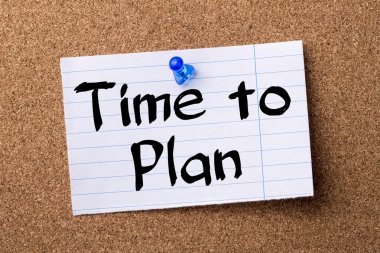 Zaman planı - ilan panosu üzerinde pinned kalçası not kağıdı