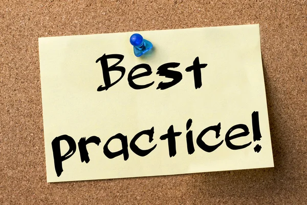 Best Practice! - Klebeetikett an Pinnwand geheftet — Stockfoto