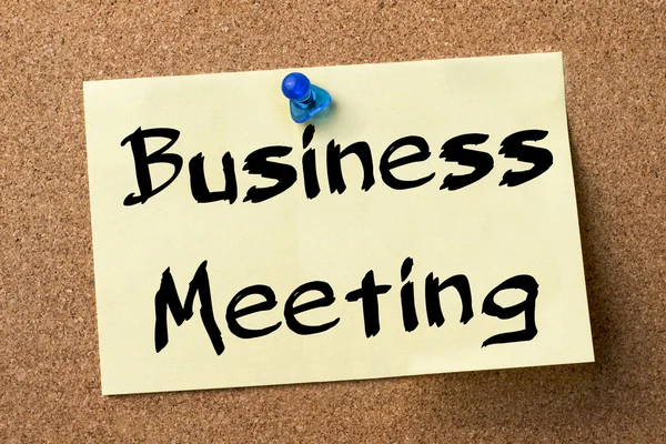 Business Meeting - клейка етикетка, закріплена на дошці оголошень — стокове фото