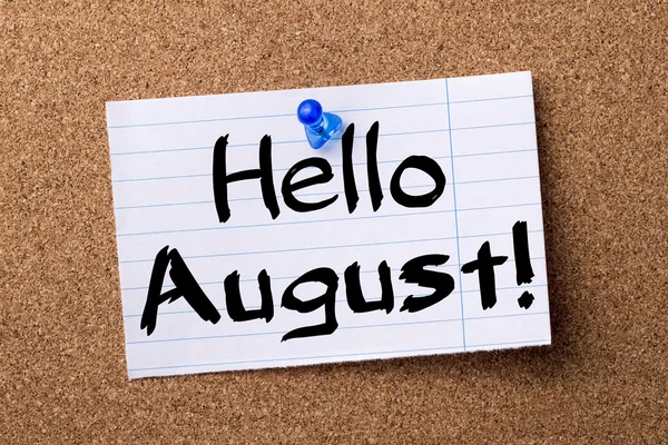 Hallo augustus! -gescheurd nota papier vastgemaakt op prikbord — Stockfoto