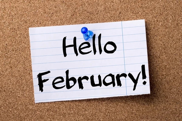 ¡Hola febrero! - papel de nota desgarrado fijado en el tablón de anuncios — Foto de Stock