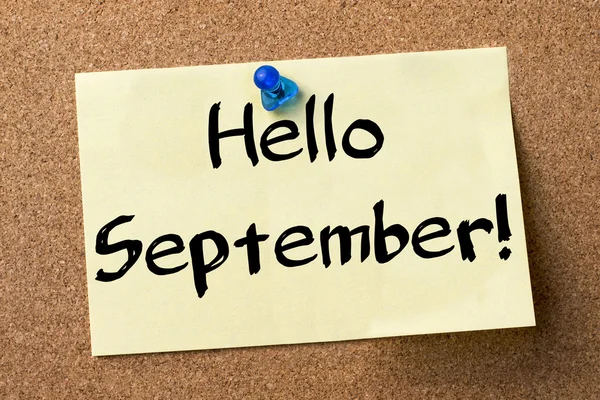 Halo September! - label perekat disematkan pada papan buletin — Stok Foto