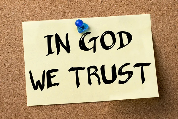 Gott, dem wir vertrauen - Klebeetikett an Pinnwand geheftet — Stockfoto