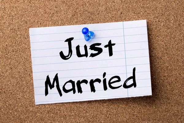 Just Married - papel de nota lacrimogêneo fixado no quadro de avisos — Fotografia de Stock