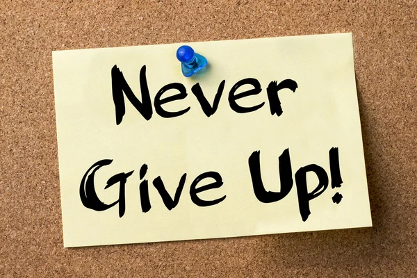 Nigdy się nie poddawaj! -nalepka przypięte na tablicy ogłoszeń — Zdjęcie stockowe
