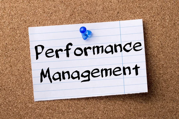 Performance Management - teared Obs papper fäst på bulletin b — Stockfoto