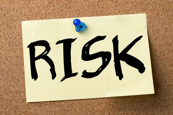 Risk - yapışkanlı etiket bulletin board tutturulmuş.