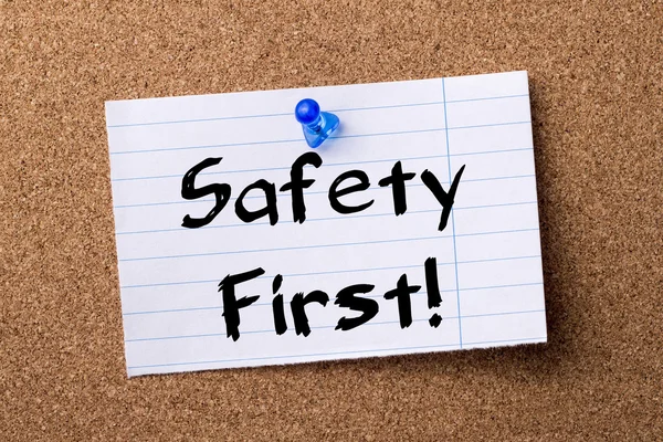 Bezpieczeństwa pierwszy! -Uwaga bilbordu księgi przypięte na tablicy ogłoszeń — Zdjęcie stockowe