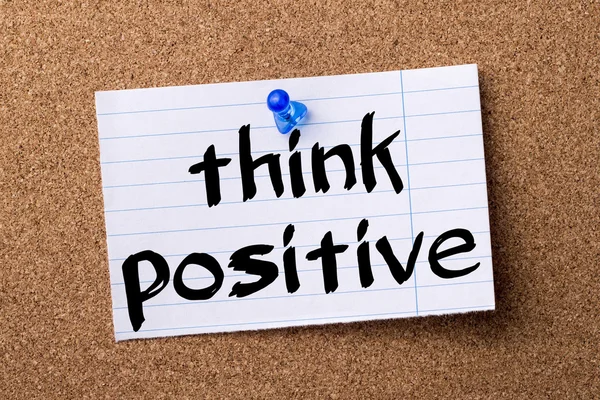 Think Positive - papel de nota desgarrado fijado en el tablón de anuncios — Foto de Stock