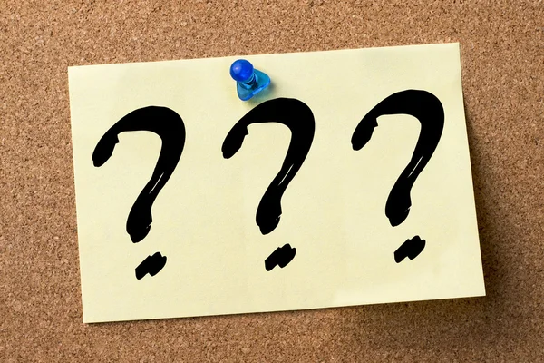 Üç soru işaretleri - yapışkanlı etiket bulletin board tutturulmuş.