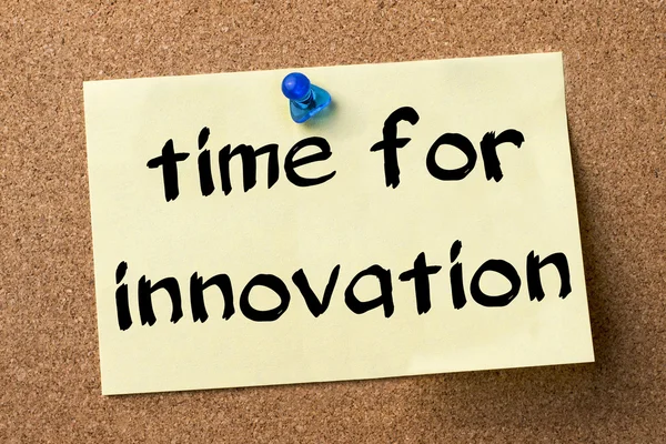 Tempo per l'innovazione - etichetta adesiva fissata sulla bacheca — Foto Stock