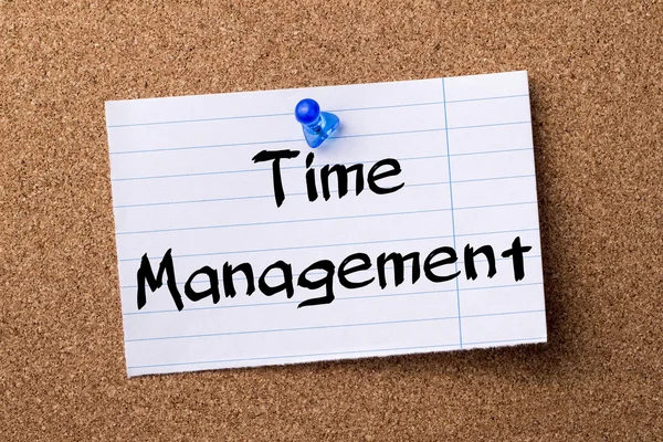 Time Management - teared Obs papper fäst på anslagstavla — Stockfoto