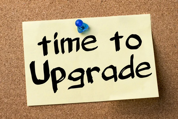 Time to Upgrade - etichetta adesiva appuntata sulla bacheca — Foto Stock