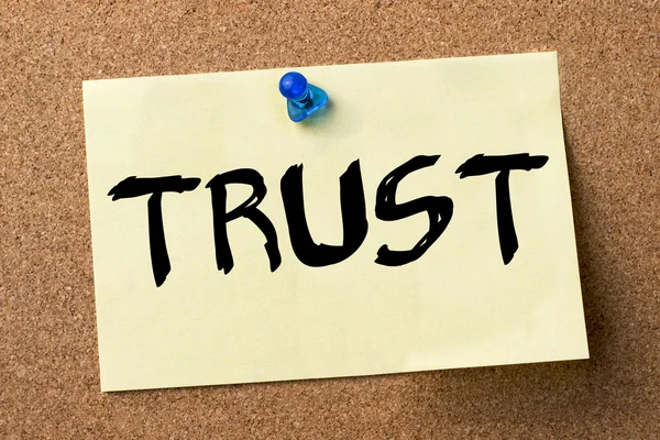 Trust - självhäftande etikett fäst på anslagstavla — Stockfoto