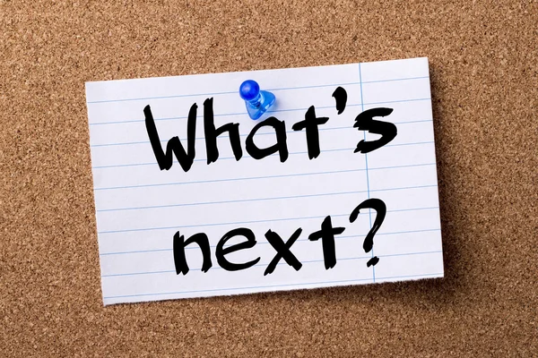 What's next? -gescheurd nota papier vastgemaakt op prikbord — Stockfoto