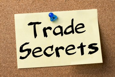 Ticaret sırları - yapışkanlı etiket bulletin board tutturulmuş.