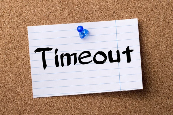 Timeout - έσκισε στα Σημείωση χαρτί καρφιτσωμένες στον πίνακα ανακοινώσεων — Φωτογραφία Αρχείου