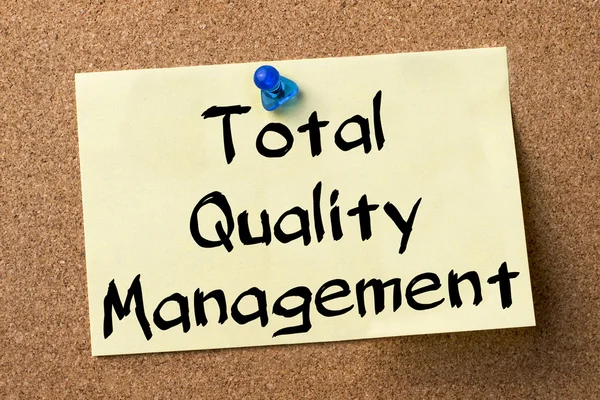 Total Quality Management - adhesive label pinned on bulletin boa — Stock Photo, Image