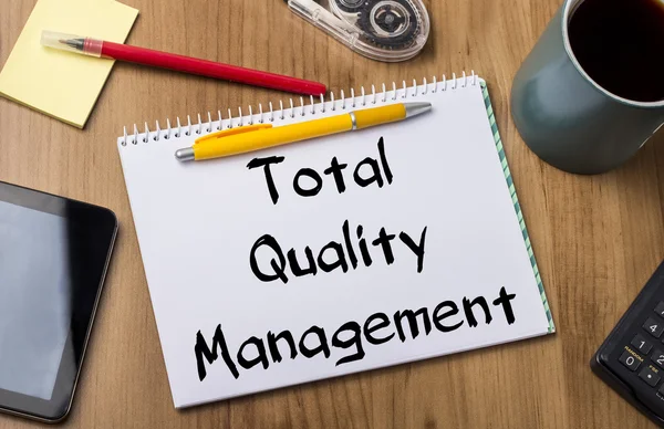 Total Quality Management - Poznámkový blok s textem — Stock fotografie