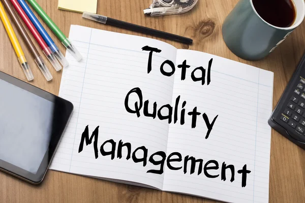 Total Quality Management - Poznámkový blok s textem — Stock fotografie
