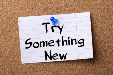 Yeni bir şey denemek - kalçası not kağıdı bulletin board tutturulmuş