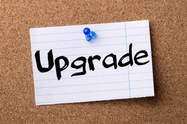 Yükseltme - kalçası not kağıdı bulletin board tutturulmuş.