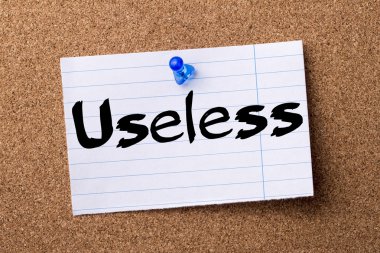 Yararsız - ilan panosu üzerinde pinned kalçası not kağıdı