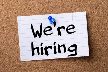 Bizimle çalışmak ister misiniz - kalçası not kağıdı bulletin board tutturulmuş