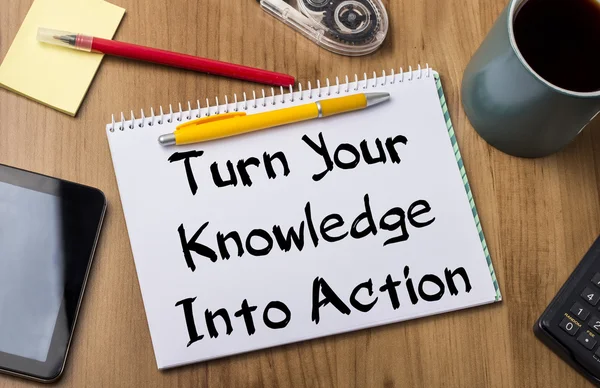 Trasforma la tua conoscenza in azione - Note Pad con testo — Foto Stock