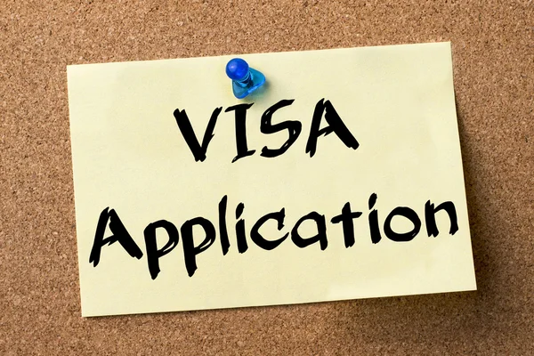 De toepassing van het visum - etiket vastgemaakt op prikbord — Stockfoto