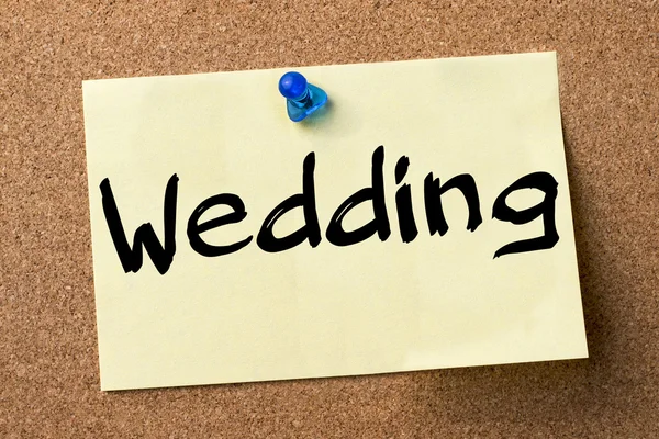 Casamento etiqueta adesiva fixada no quadro de avisos — Fotografia de Stock
