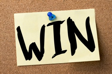 Win - yapışkanlı etiket bulletin board tutturulmuş.