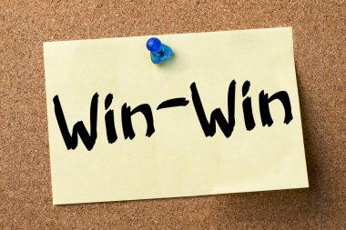 Kazan-kazan - yapışkanlı etiket bulletin board tutturulmuş