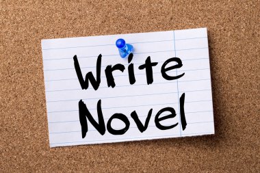 Roman yazmak - kalçası not kağıdı bulletin board tutturulmuş