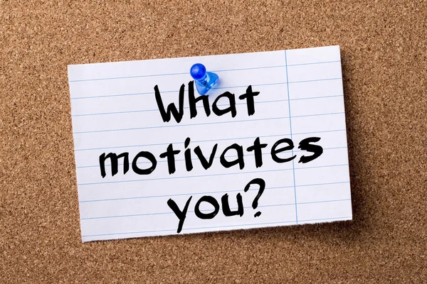 O que te motiva? - papel de nota lacrimejada fixado no quadro de avisos — Fotografia de Stock
