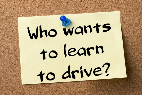 Wer will schon Autofahren lernen? - Klebeetikett am Bulletin befestigt — Stockfoto