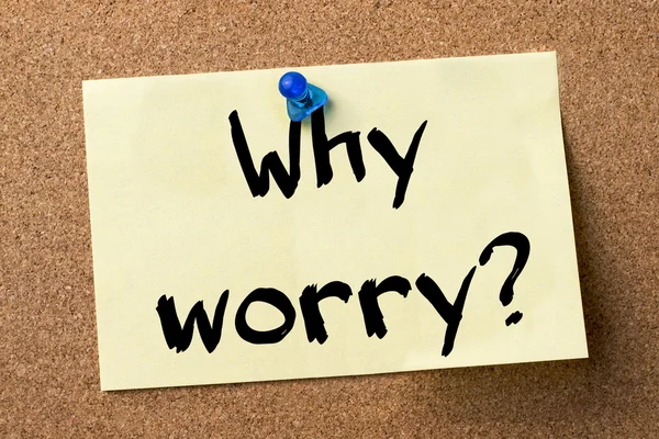 Waarom zorgen maken? -etiket vastgemaakt op prikbord — Stockfoto