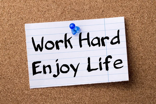 Werk Hard Enjoy Life - Opmerking gescheurd papier gevestigd op bulletin zwijnen — Stockfoto