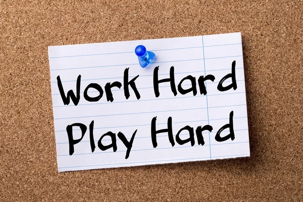 Work hard play hard - zerrissenes Notizpapier an Pinnwand geheftet — Stockfoto