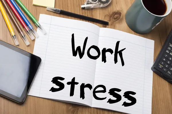 Stress di lavoro - Blocco note con testo — Foto Stock